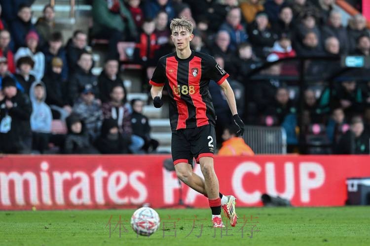 马卡:皇马视19岁怀森为后卫引援首要目标 马卡:皇马视19岁怀森为后卫引援首要目标